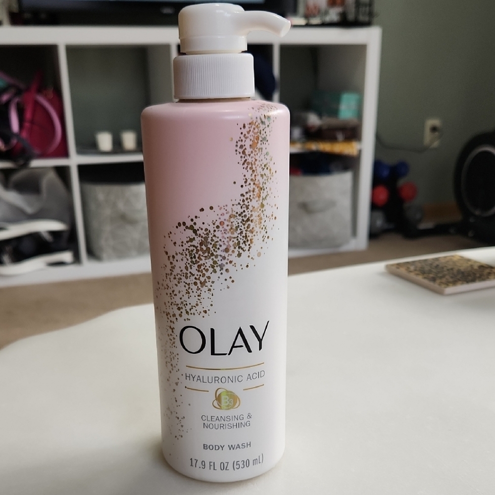 OLAY Hyaluronic Acid Body Wash - Pink and Gold